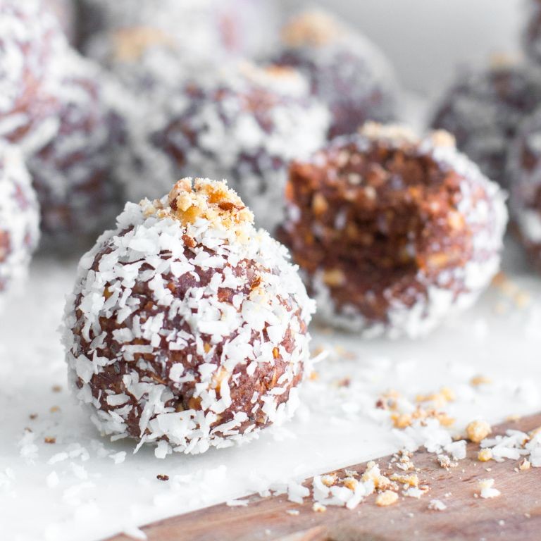Almond and Date Energy Balls