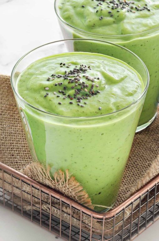 Avocado and Spinach Smoothie with Chia Seeds