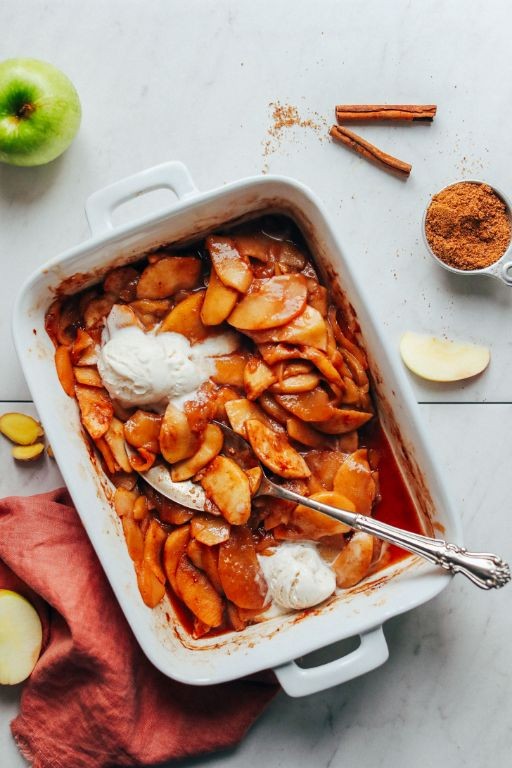 Baked apples with cinnamon