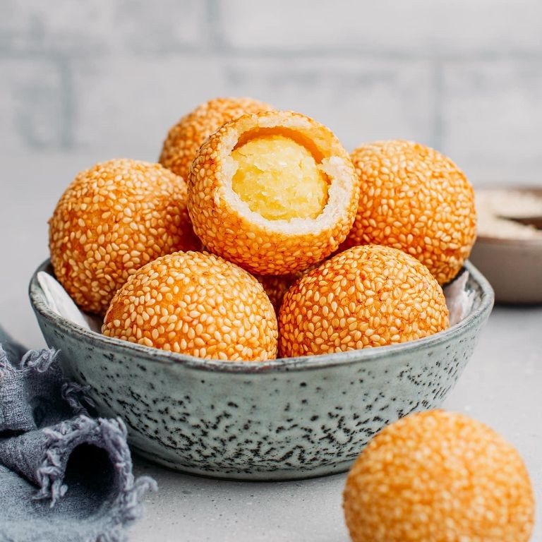 Banh Cam (Sesame Balls)