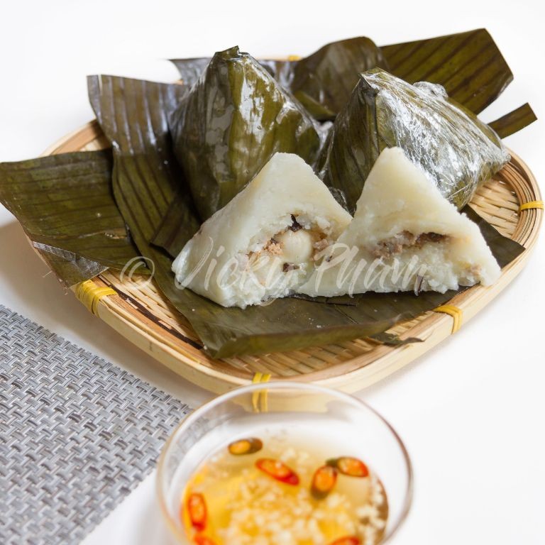 Banh Gio (Vietnamese Pyramid Dumplings with Sweet Filling)