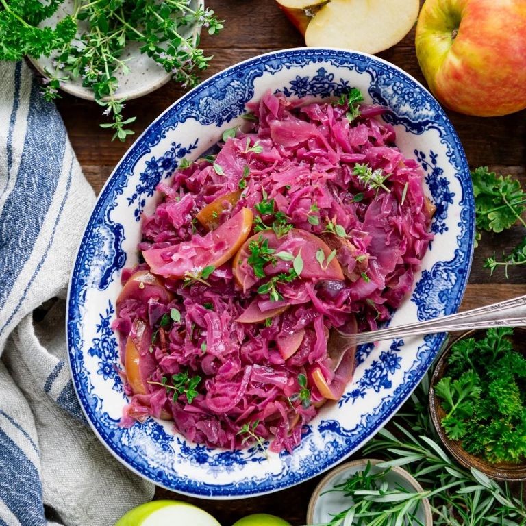 Braised Cabbage with Bacon and Apples