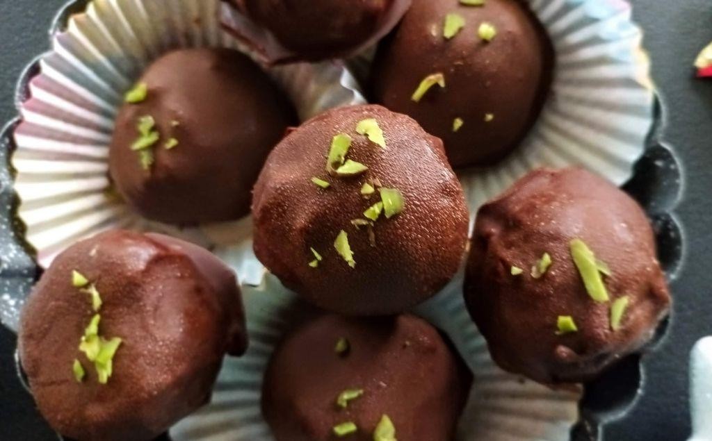 Cape Gooseberry and Dark Chocolate Truffles
