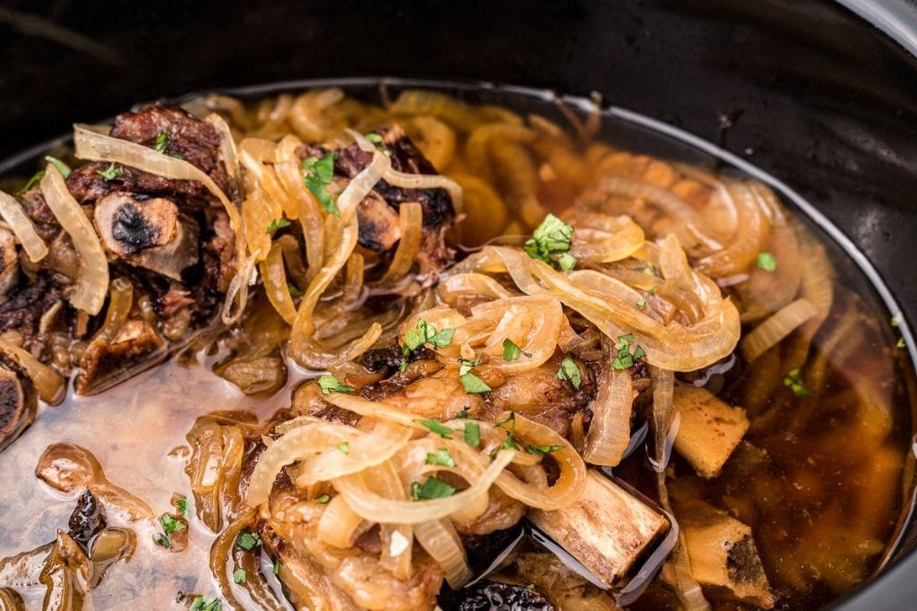 Caramelized Onion and Beer Rib Tips