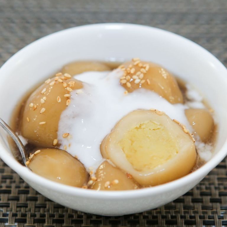 Che Troi Nuoc (Glutinous Rice Balls in Ginger Syrup)