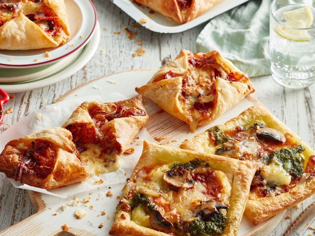 Cheesy Mozzarella Pizza Puffs
