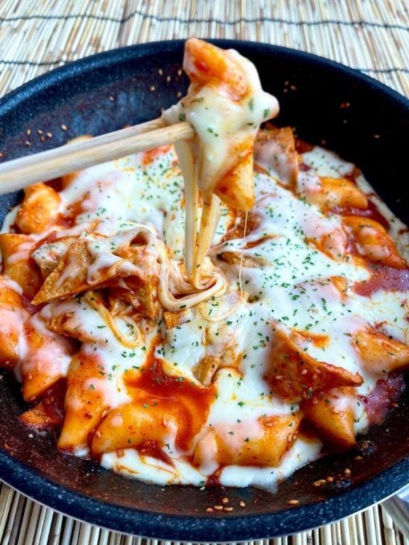 Cheesy Tteokbokki with Mozzarella