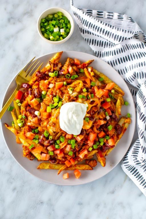 Chili cheese fries topped with green onions