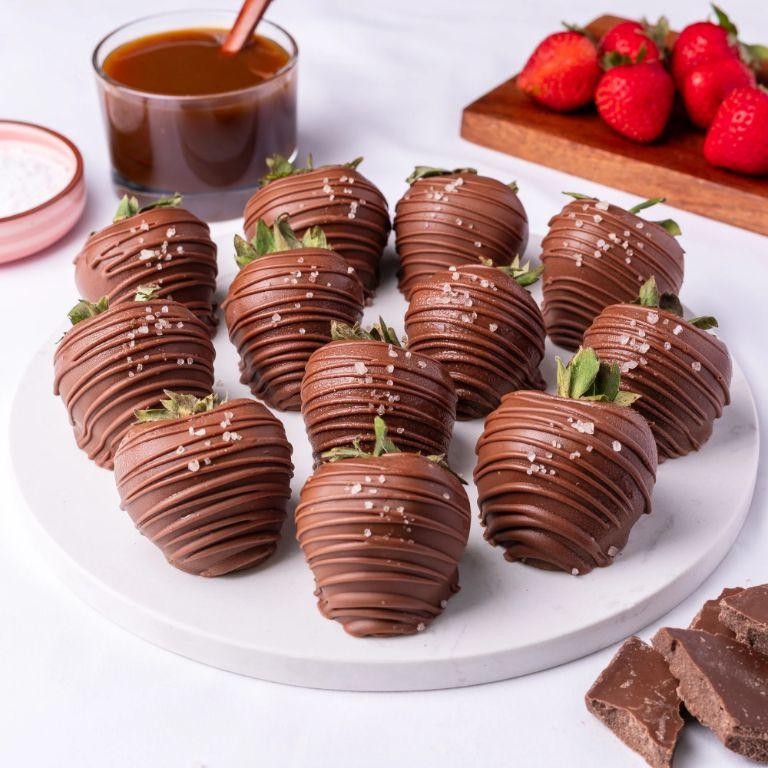 Chocolate Strawberries with Drizzled Caramel