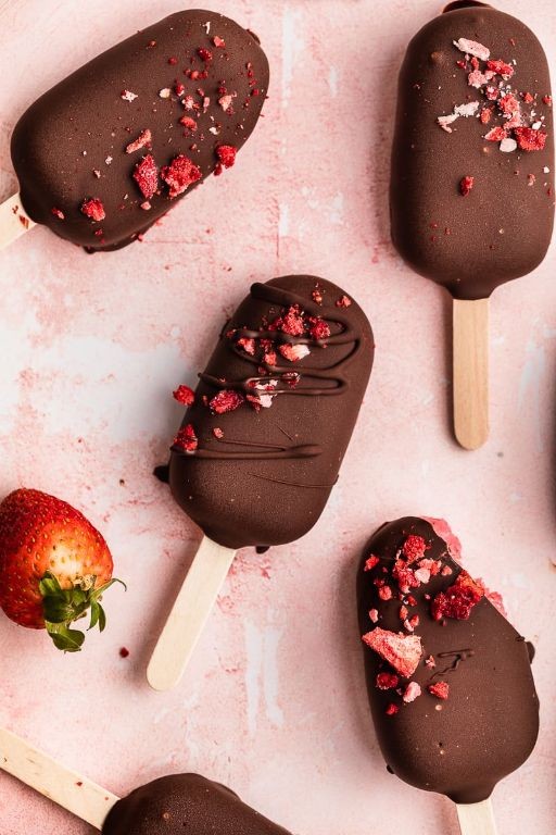 Chocolate-Dipped Strawberry Popsicles