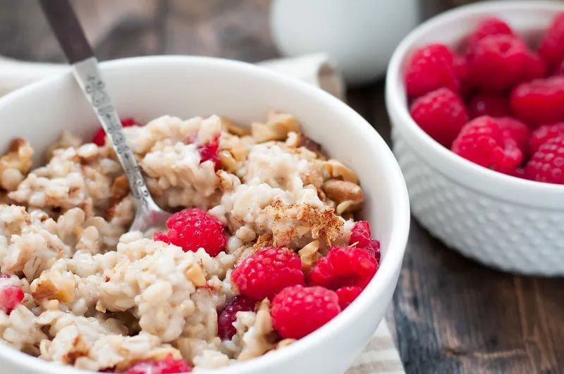 Classic Quaker Oats Porridge with Fresh Berries