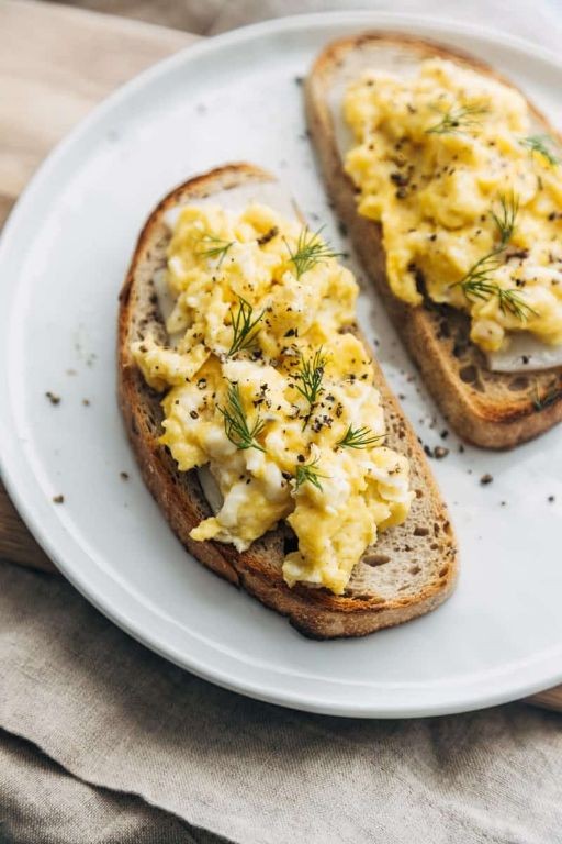 Classic scrambled eggs with toast