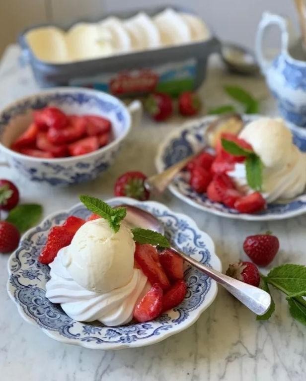 Clotted Cream and Raspberry Pavlova