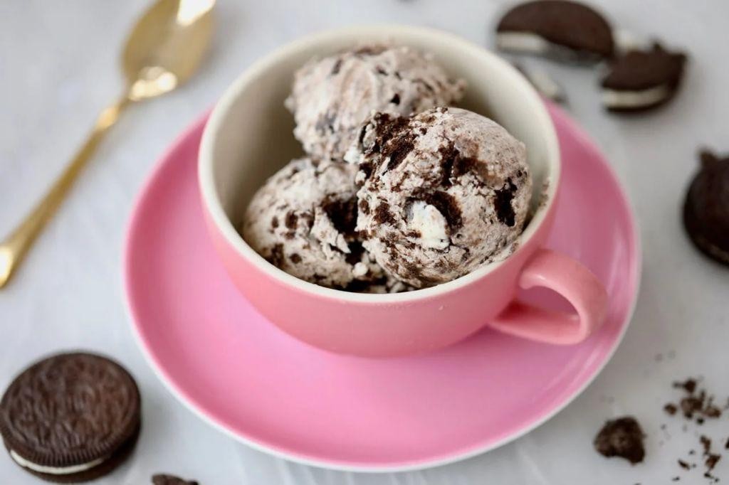 Cookies and Cream Frozen Yogurt