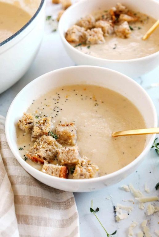 Creamy Cauliflower Soup with Croutons