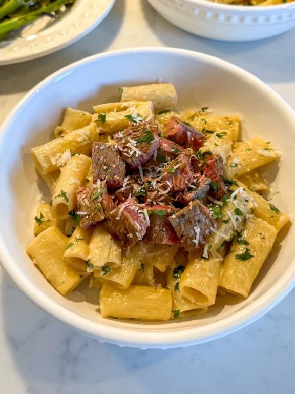 Creamy Garlic Steak Pasta