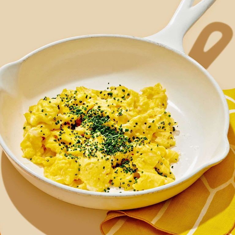 Creamy Low-Calorie Scrambled Eggs with Chives
