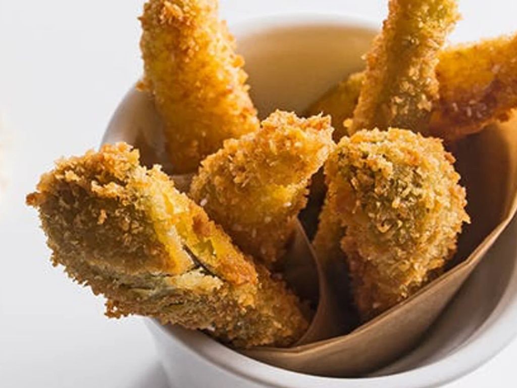 Crispy Fried Pickles with Spicy Mayo