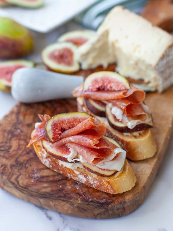 Crostini with fig jam and prosciutto