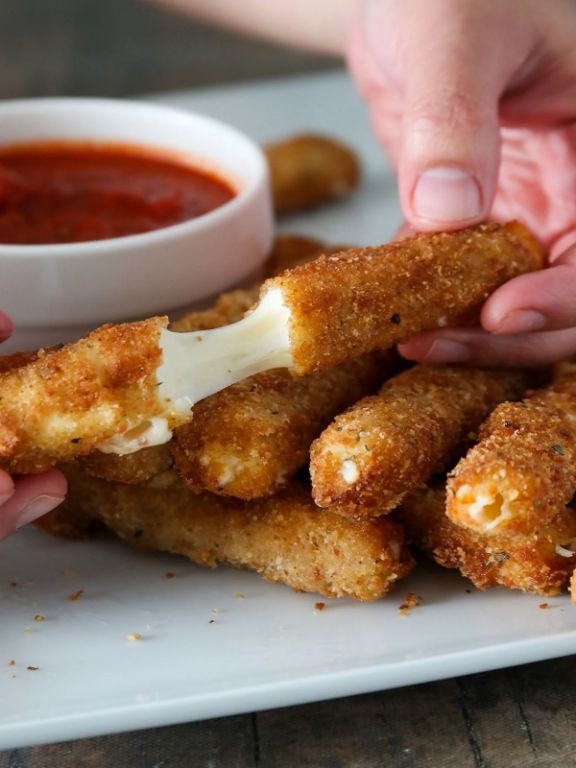 Crunchy mozzarella sticks with marinara sauce
