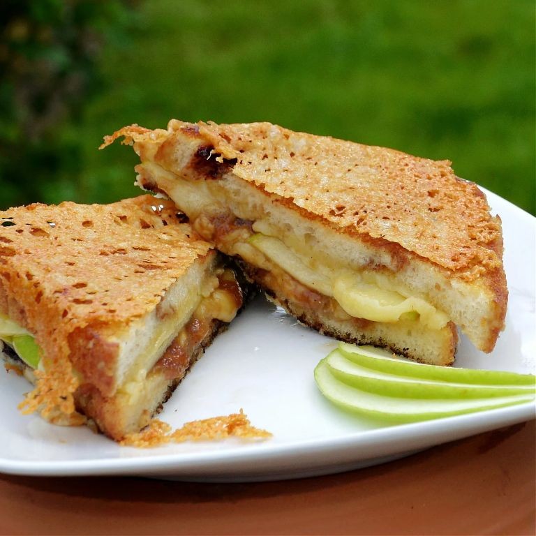 Dubliner Cheese and Apple Grilled Sandwich