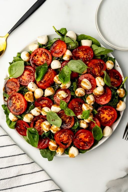 Fresh Spinach and Tomato Salad with Balsamic Dressing