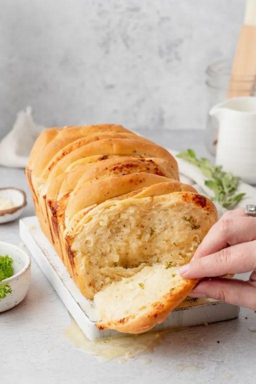 Garlic Herb Pull-Apart White Bread
