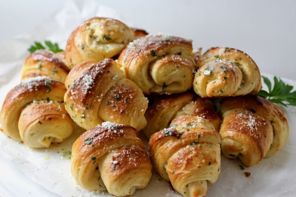 Garlic Parmesan Crescent Ring