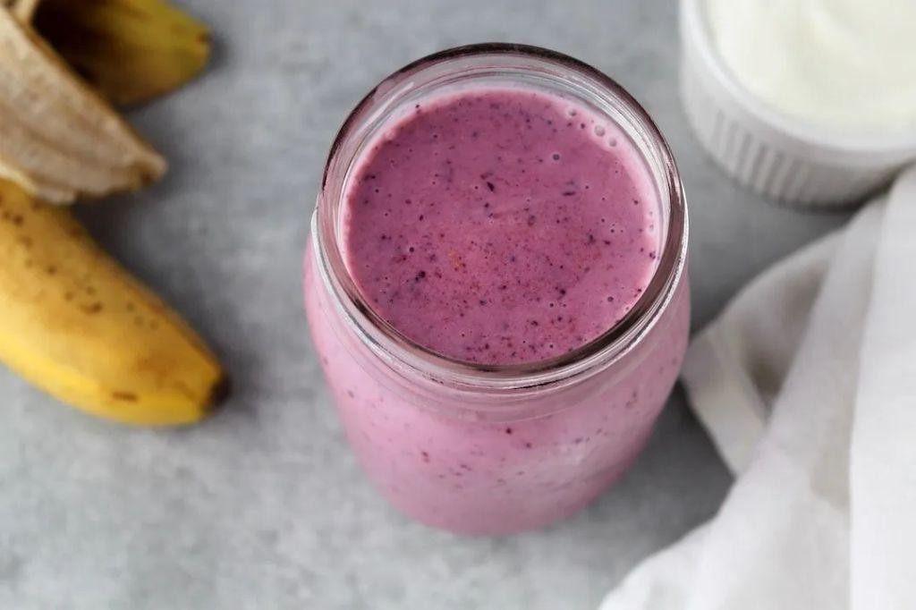 Greek Yogurt and Berry Protein Smoothie