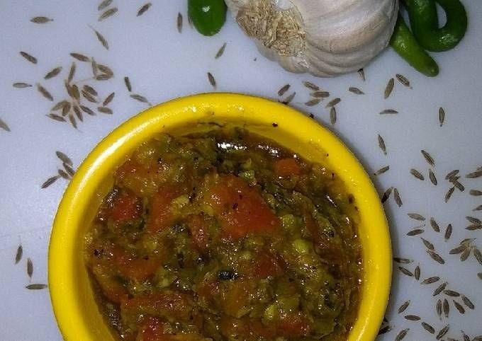 Green Tomato Thecha (Spicy Chutney)