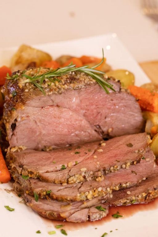 Herb-Crusted Round Steak with Roasted Carrots