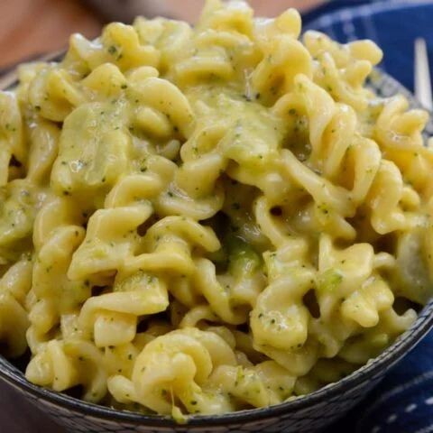 Knorr Cheddar Broccoli Pasta with Crispy Bacon