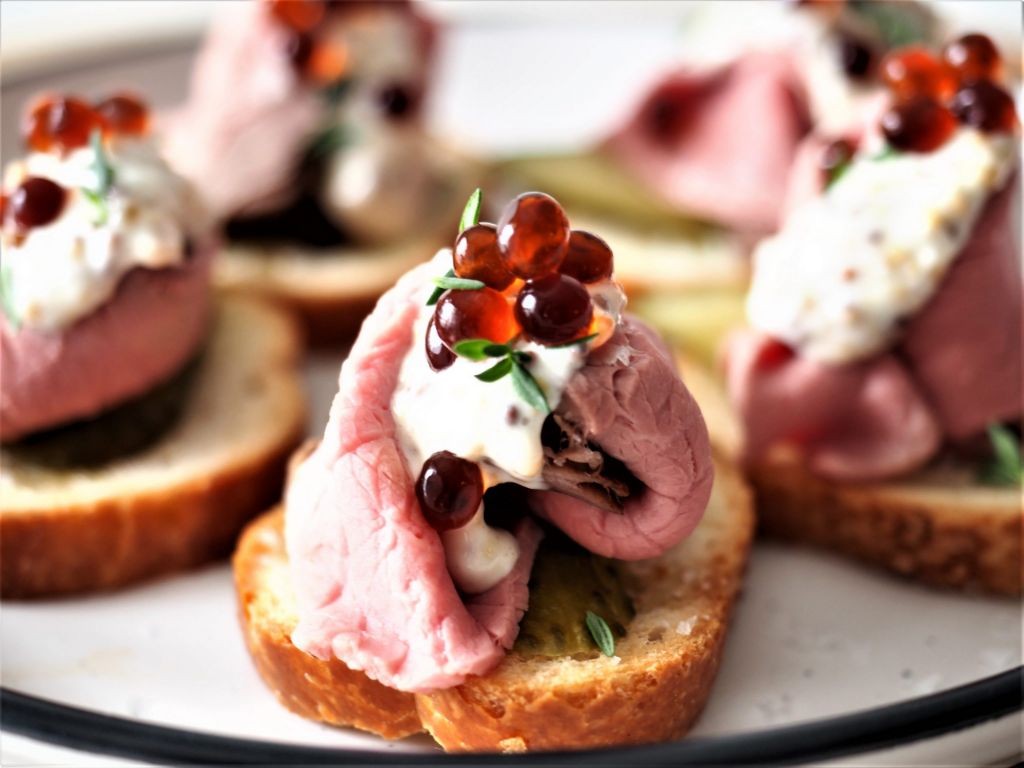 Leberwurst canapés with pickles and mustard