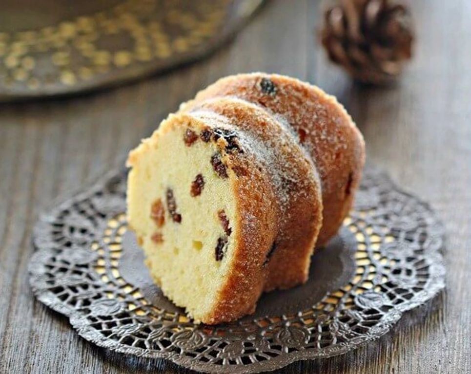 Lemon Raisin Yogurt Cake