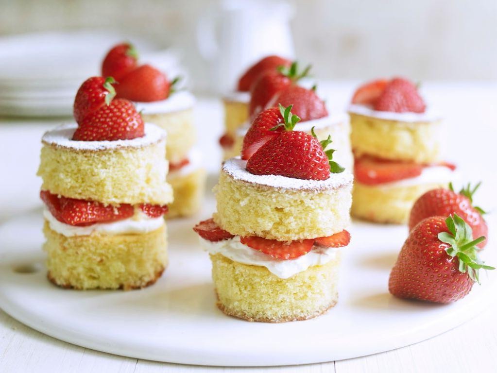 Mini Victoria Sponge Cakes with Fresh Berries