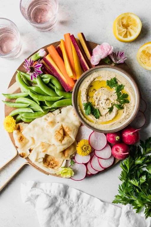 Naan Bread Hummus and Veggie Platter