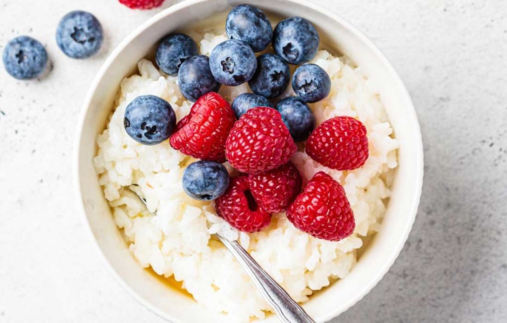 Oat Bran Porridge with Fresh Fruits