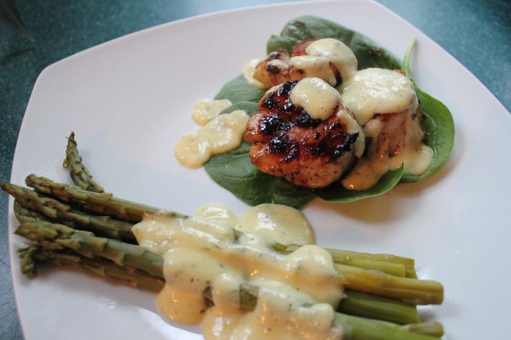 Pan-Seared Scallops with Asparagus and Hollandaise