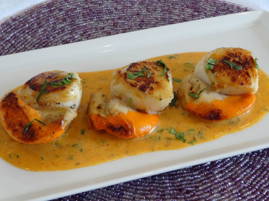 Pan-Seared Scallops with Coconut Curry Sauce