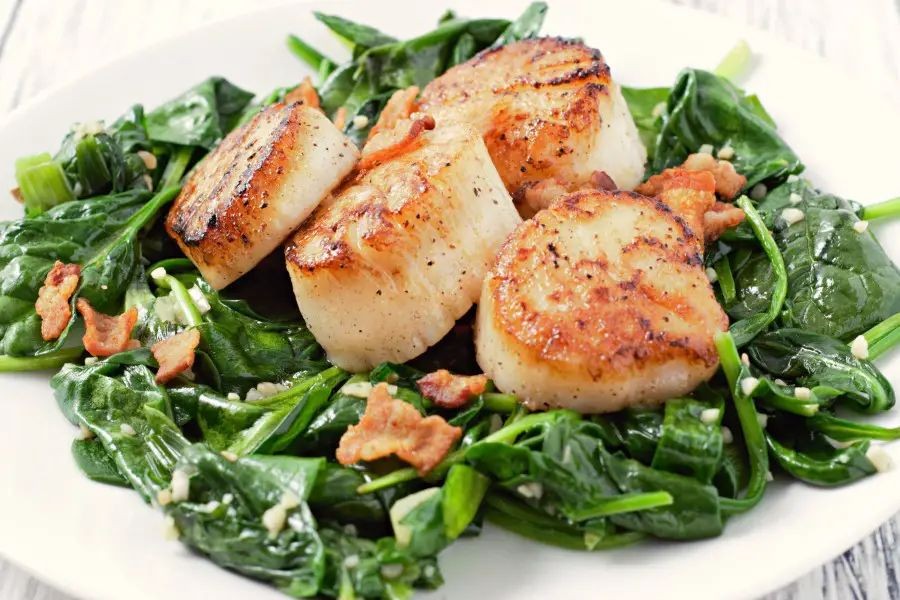 Pan-Seared Scallops with Spinach and Bacon