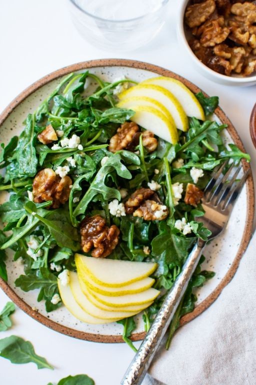 Pear and arugula salad with olive oil dressing
