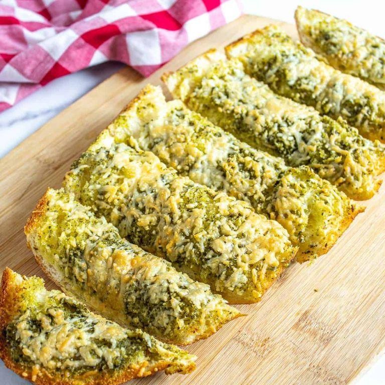 Pesto Cream Sauce with Garlic Bread