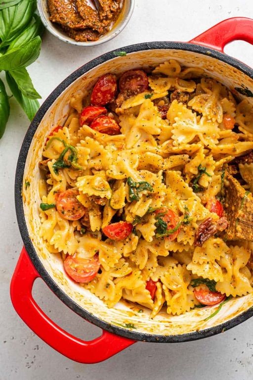 Pesto Macaroni with Sun-Dried Tomatoes
