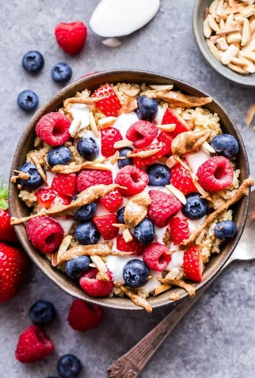 Quinoa Breakfast Bowl with Almonds and Blueberries