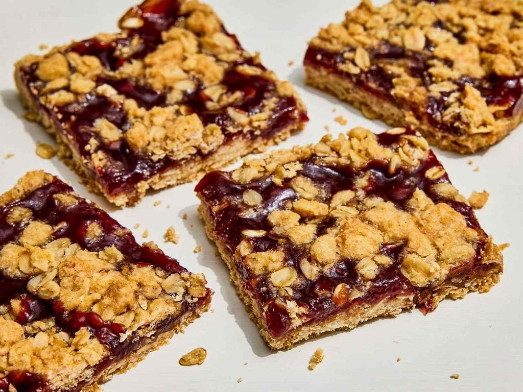Raspberry Breakfast Bars with Oats and Nuts