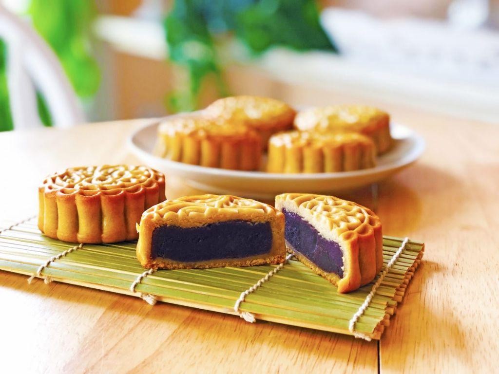 Red Bean Mooncake