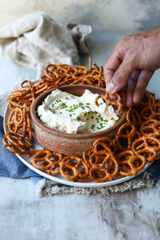Roasted garlic and beer dip with pretzels