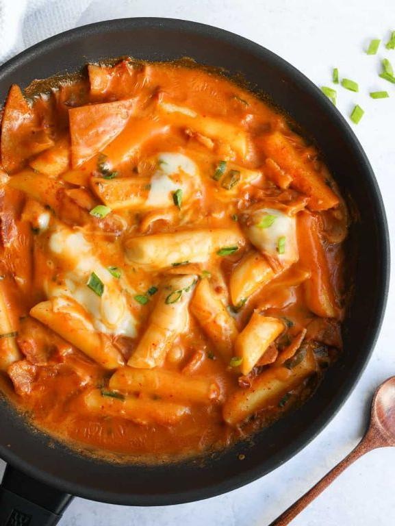 Rosé Tteokbokki with Creamy Tomato Sauce