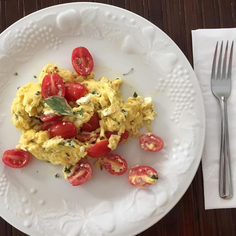 Scrambled Egg Whites with Cherry Tomatoes and Basil