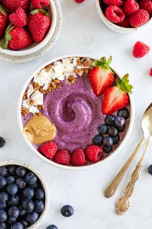 Simple smoothie bowl with fresh berries